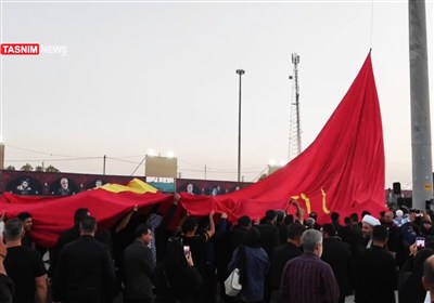 اهتزاز پرچم خدمت گذاری به زائران اربعین حسینی در مرز بین المللی شلمچه