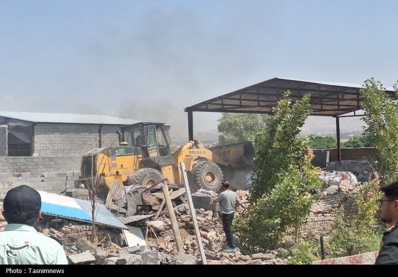 63 بنای غیرمجاز در اراضی کشاورزی خاورشهر از دست زمین‌خواران آزاد شد