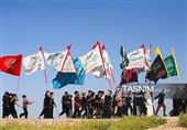 Паломники, совершающие паломничество в Кербелу, идут по длинным дорогам