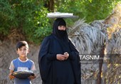 Паломники, совершающие паломничество в Кербелу, идут по длинным дорогам