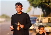 Паломники, совершающие паломничество в Кербелу, идут по длинным дорогам