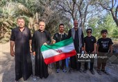 Паломники, совершающие паломничество в Кербелу, идут по длинным дорогам