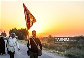 Паломники, совершающие паломничество в Кербелу, идут по длинным дорогам