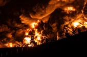 لحظات اولیه حمله به انبارهای نفت تهران در جنگ 40 روزه