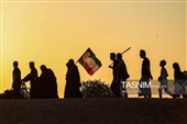 پیاده روی زائرین اربعین حسینی به یاد رهبر شهید انقلاب