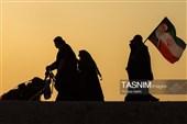 پیاده روی زائرین اربعین حسینی به یاد رهبر شهید انقلاب