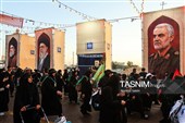 پیاده روی زائرین اربعین حسینی به یاد رهبر شهید انقلاب