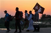 پیاده روی زائرین اربعین حسینی به یاد رهبر شهید انقلاب