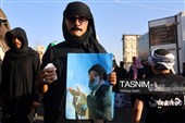 پیاده روی زائرین اربعین حسینی به یاد رهبر شهید انقلاب
