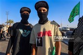 پیاده روی زائرین اربعین حسینی به یاد رهبر شهید انقلاب
