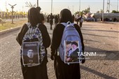 پیاده روی زائرین اربعین حسینی به یاد رهبر شهید انقلاب