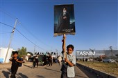 پیاده روی زائرین اربعین حسینی به یاد رهبر شهید انقلاب