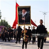 پیاده روی زائرین اربعین حسینی به یاد رهبر شهید انقلاب