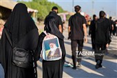 پیاده روی زائرین اربعین حسینی به یاد رهبر شهید انقلاب
