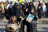 پیاده روی زائرین اربعین حسینی به یاد رهبر شهید انقلاب