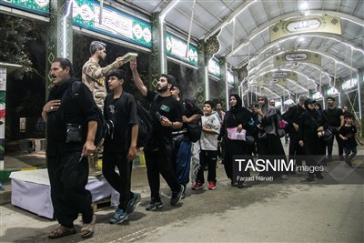 عبور شبانه زائران اربعین حسینی از مرز خسروی
