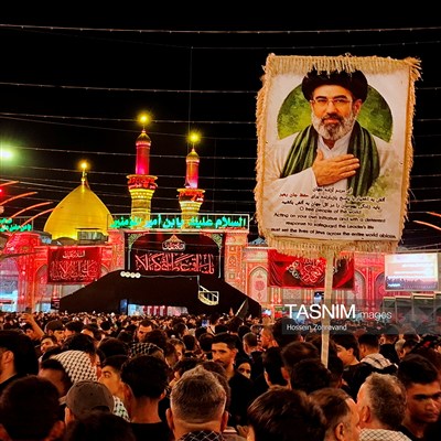 حمل تصویر حضرت آیت‌الله سیدمجتبی خامنه‌ای در بین الحرمین