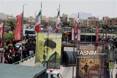 جاماندگان اربعین با پرچم خون‌خواهی، عهدشان را با رهبر شهید تجدید کردن