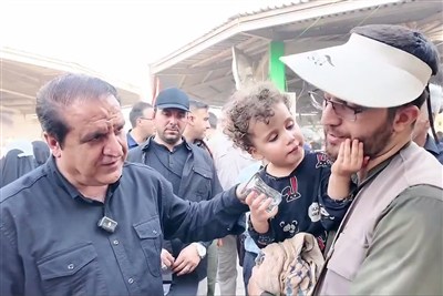 گفت‌وگوی صمیمی استاندار ایلام با زوار اربعین در مرز مهران