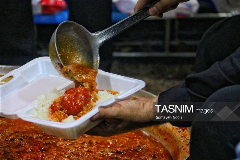 خدمت‌رسانی موکب دهه نودی ها به زائران امام شهید