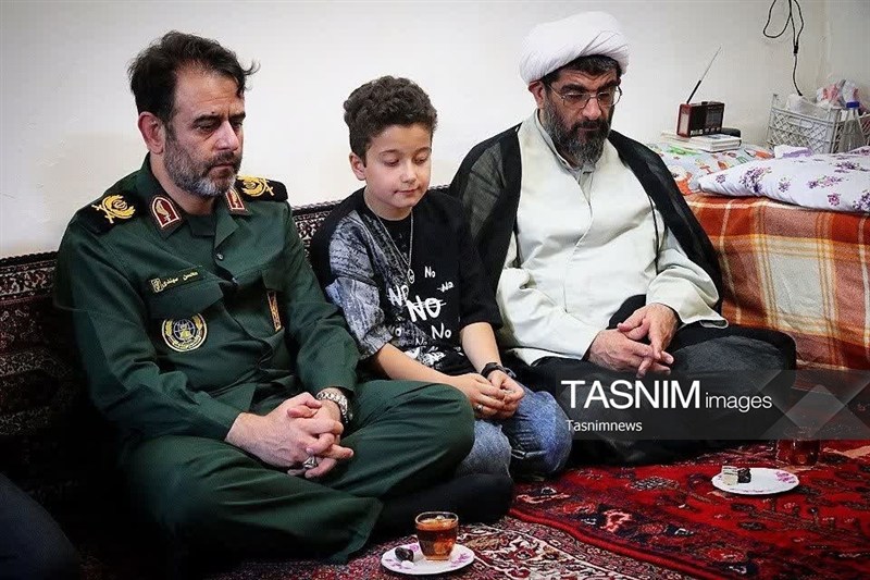 دیدار فرمانده سپاه زنجان با خانواده شهدای حمله آمریکا