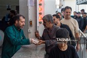 زائران عزادار مهمان سفره کریمه اهل بیت(ع)