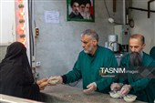 زائران عزادار مهمان سفره کریمه اهل بیت(ع)