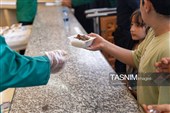 زائران عزادار مهمان سفره کریمه اهل بیت(ع)