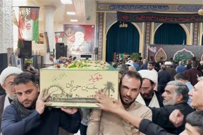 وداع مسجدسلیمانی‌ها با پیکر شهید دفاع مقدس در مصلی امام خمینی(ره)