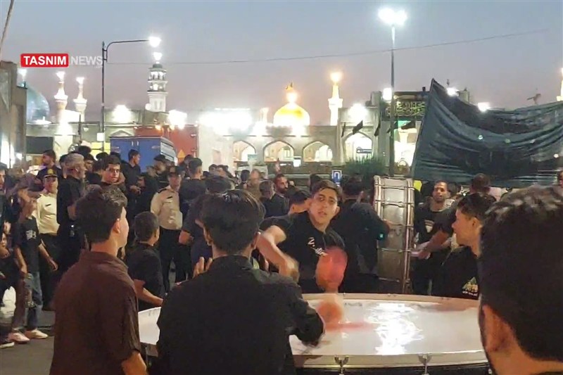 سوگ رضوی در جوار حرم؛عزاداری دسته‌های سینه‌زنی در شب شهادت امام رضا(ع)