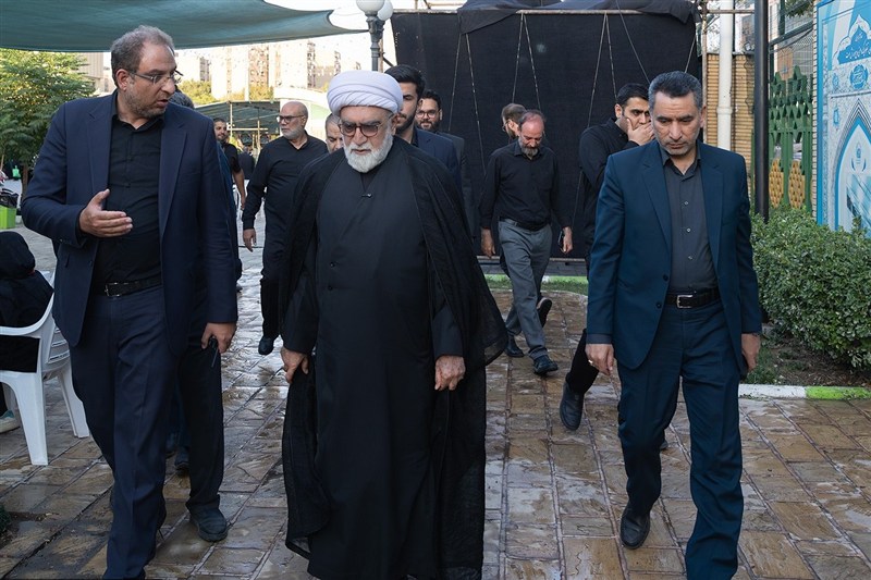 Chief Custodian of Imam Reza Shrine Urges National Unity, Independence