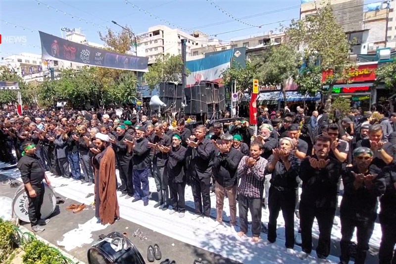 اقامه نماز جماعت در میانه عزاداری شهادت امام رضا(ع)