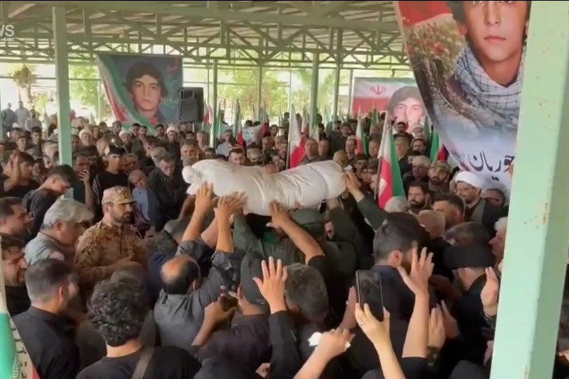 تشییع باشکوه پیکر شهید حسین حوریان بر دوش مردم شهیدپرور مسجدسلیمان