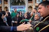 مراسم لاله گردانی خدام حرم مطهر حضرت شاهچراغ (ع) در شام غریبان شهادت امام رضا (ع)