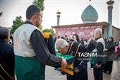 مراسم لاله گردانی خدام حرم مطهر حضرت شاهچراغ (ع) در شام غریبان شهادت امام رضا (ع)