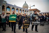 مراسم لاله گردانی خدام حرم مطهر حضرت شاهچراغ (ع) در شام غریبان شهادت امام رضا (ع)
