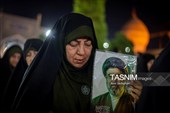 مراسم لاله گردانی خدام حرم مطهر حضرت شاهچراغ (ع) در شام غریبان شهادت امام رضا (ع)