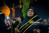مراسم لاله گردانی خدام حرم مطهر حضرت شاهچراغ (ع) در شام غریبان شهادت امام رضا (ع)