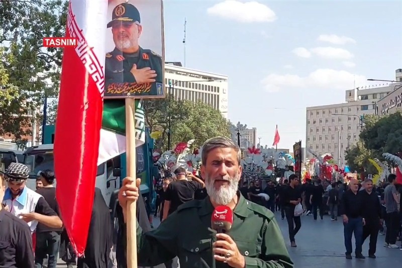 پیاده‌روی به نیابت از شهید پاکپور با پرچم ایران در مشهد