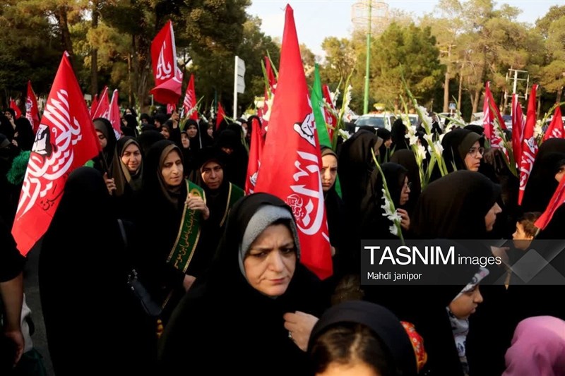 اهتزاز پرچم خونخواهی در دست خادمیاران رضوی اصفهان