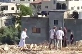 دفاع یک فلسطینی از خانواده‌اش در برابر هجوم اوباش صهیونیست