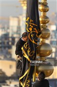 آیین تعویض پرچم گنبد حرم مطهر رضوی