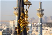 آیین تعویض پرچم گنبد حرم مطهر رضوی