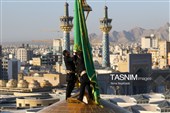 آیین تعویض پرچم گنبد حرم مطهر رضوی
