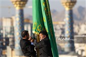 آیین تعویض پرچم گنبد حرم مطهر رضوی