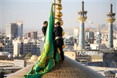 آیین تعویض پرچم گنبد حرم مطهر رضوی