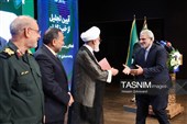 تقدیر حجت‌الاسلام عبدالله حاجی صادقی نماینده ولی‌فقیه در سپاه پاسداران انقلاب اسلامی از مجید قلی زاده مدیرعامل خبرگزاری تسنیم در آیین تجلیل از راویان خط مقدم رسانه