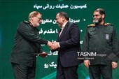 تقدیر سرلشکر مصطفی ایزدی جانشین فرمانده کل سپاه از حمیدرضا مقدم‌فر مشاور رسانه‌ای فرمانده‌کل سپاه در آیین تجلیل از راویان خط مقدم رسانه 