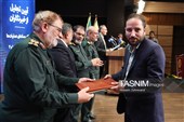 تقدیر سرلشکر مصطفی ایزدی جانشین فرمانده کل سپاه از هادی کهن‌دل  مدیرعامل خبرگزاری دفاع مقدس در آیین تجلیل از راویان خط مقدم رسانه 