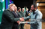 تقدیر سرلشکر مصطفی ایزدی جانشین فرمانده کل سپاه از حسین فرمانی مدیر روابط عمومی سپاه محمد رسول الله (ص) تهران بزرگ در آیین تجلیل از راویان خط مقدم رسانه 